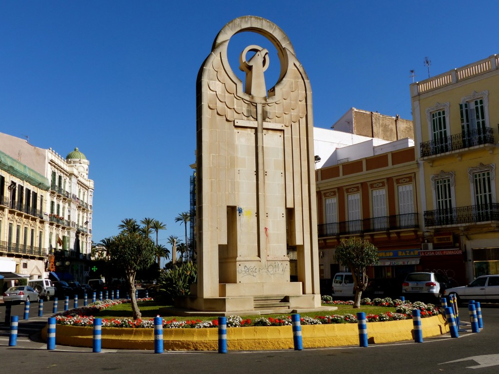 "Fachist tour", 1er arrêt, monument fachiste en plein centre ville de Melilla.