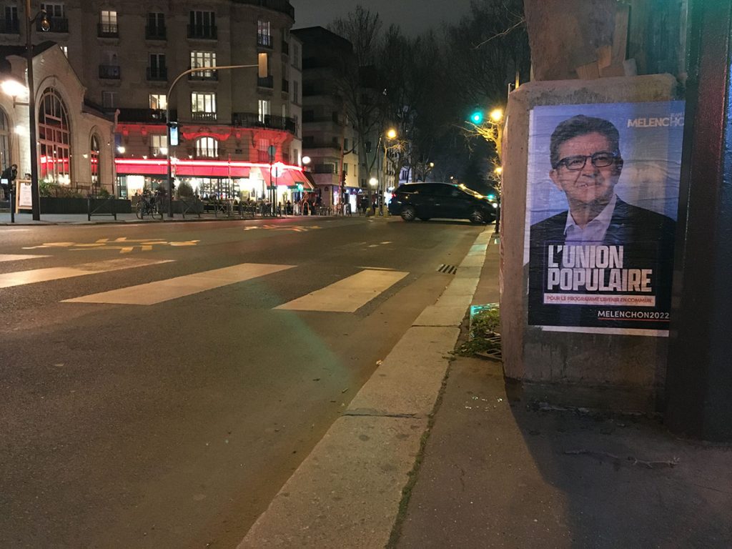 Une affiche de Jean-Luc Mélenchon sur l'avenue de Saint-Ouen.