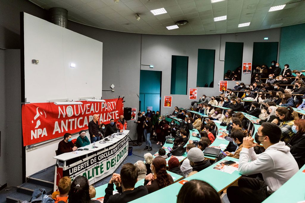 Philippe Poutou sur l'estrade de l'amphi B lors de son meeting de Paris 8 le 10 Février 2022