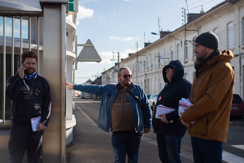 tractage-militants devant usine Aperam