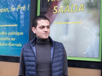 Le candidat LREM aux municipales, Alexandre Saada, devant sa permanence au Pré-Saint-Gervais. © Audrey Delaporte