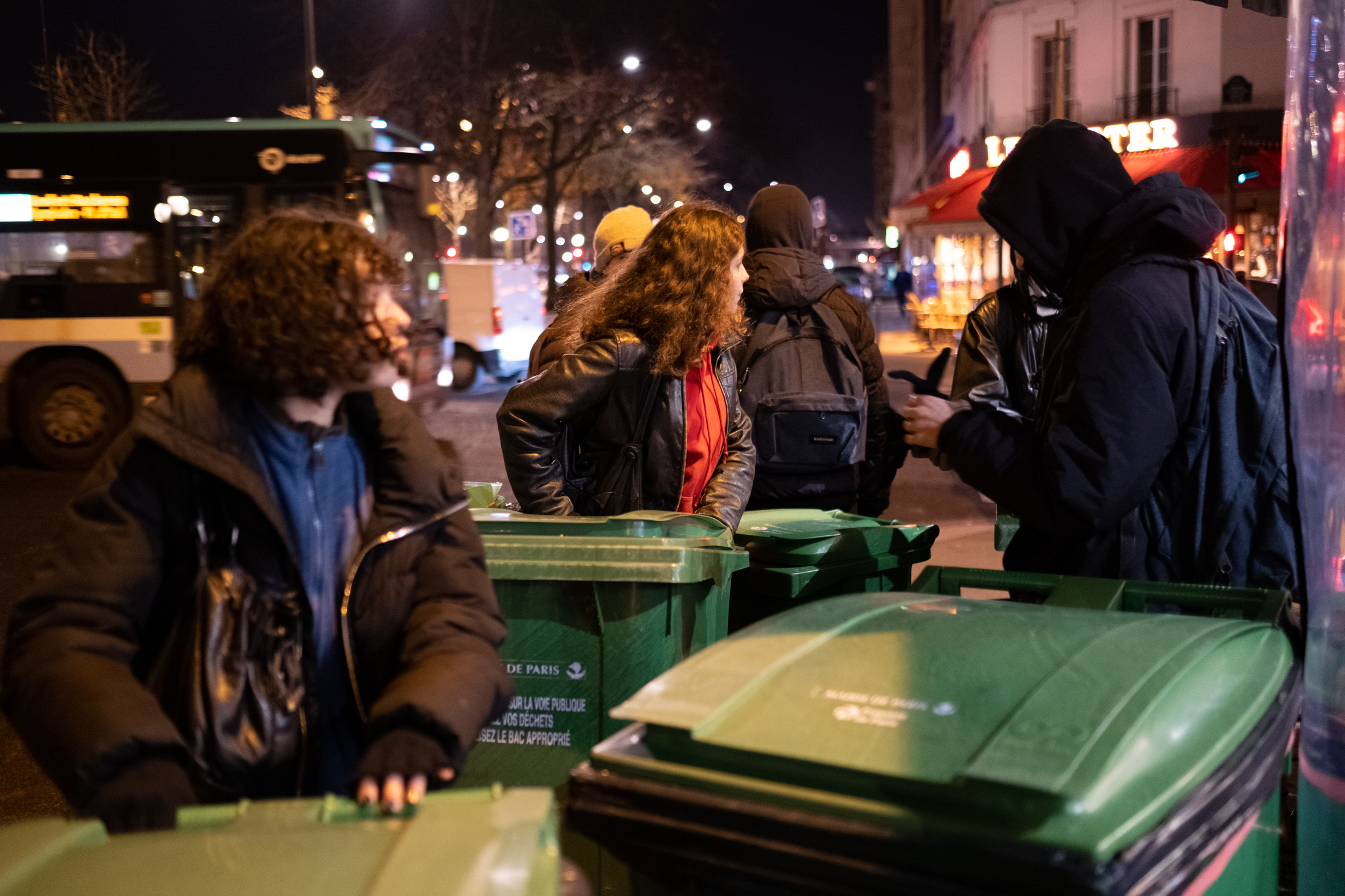 7h15: Sophie* et six autres lycéens arrivent, poubelles à la main, pour bloquer la cité scolaire Hélène-Boucher, au cours de Vincennes (Paris XXe).