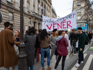 Lycéens du lycée Feyder (Epinay-sur-Seine) manifestants à Paris le 12/17/2019, à côté de la Place Répubique (1 Rue du Château d'Eau)
