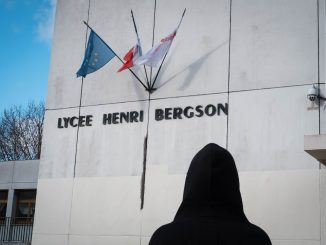 Paris, 20 décembre 2019. Julie* pose devant le lycée Henri Bergson. © Audrey Delaporte