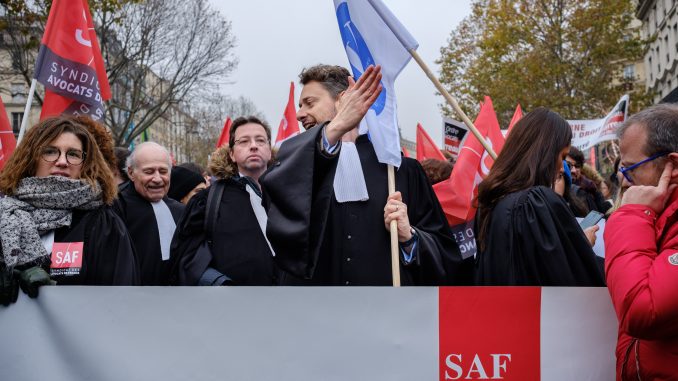 Le cortège des avocats défile lors de la manifestation contre la réforme des retraites, le 05 décembre 2019 à Paris. © Léonor Lumineau