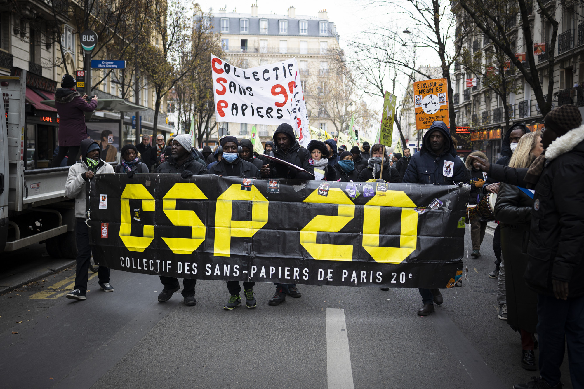 À Paris, les sans-papiers manifestent contre la loi Darmanin