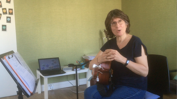 Elisabeth guitare à la main parle de l'atelier musicothérapie