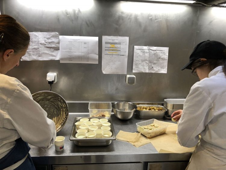 Fred la cuisinière et Gabrielle l'apprentie cuisinent cote à cote sur un plan de travail du laboratoire du restaurant Di Fer Ran 