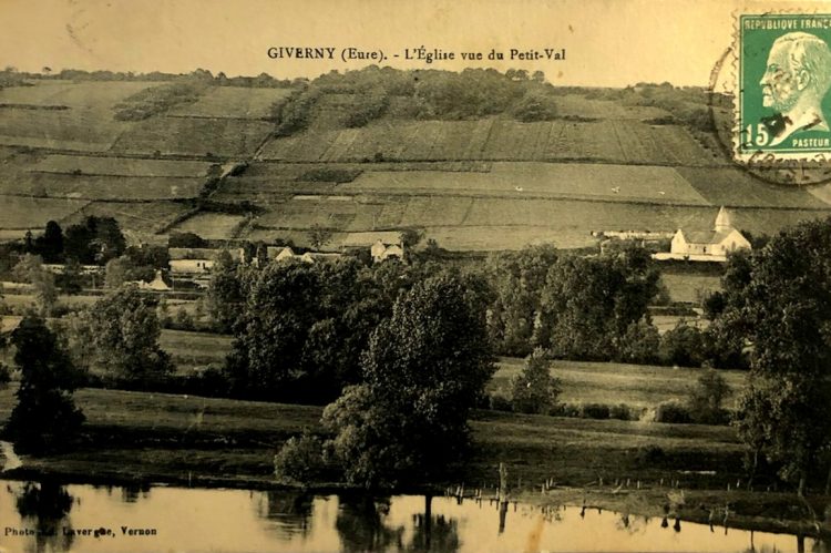 Une carte postale datant du 19 ème siècle montre les coteaux de Giverny recouverte de vigne avec en contrebas l'église du village et quelques habitations.