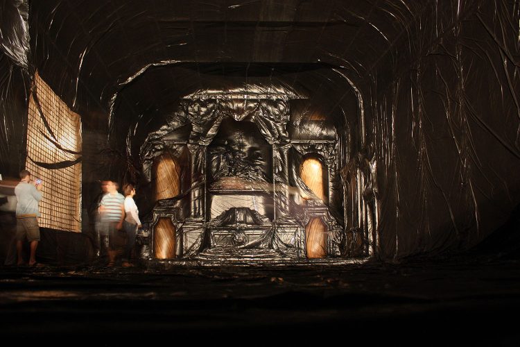 L'intérieur de la chapelle des Calvairiennes et son imposant retable sont entièrement recouvert d'un film de polyéthylène. En 2011, le visiteur avait ainsi l'impression de se déplacer dans un moule de plastique noir inversé.