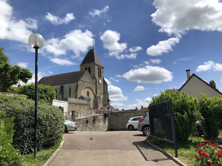 A la sortie du parc de Lainville-en-Vexin dans lequel se trouve la salle polyvalente où a eu lieu le restaurant éphémère se trouve une jolie église 