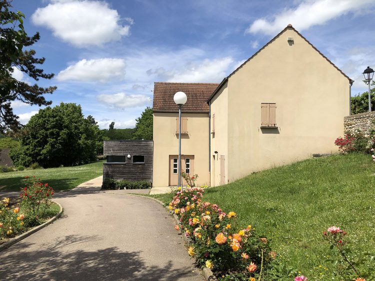 La salle polyvalente de Lainville-en-Vexin où s'est implanté le restaurant éphémère les 20 et 21 mai 2022 se trouve dans un parc, entourée de pelouse, fleurs et arbres