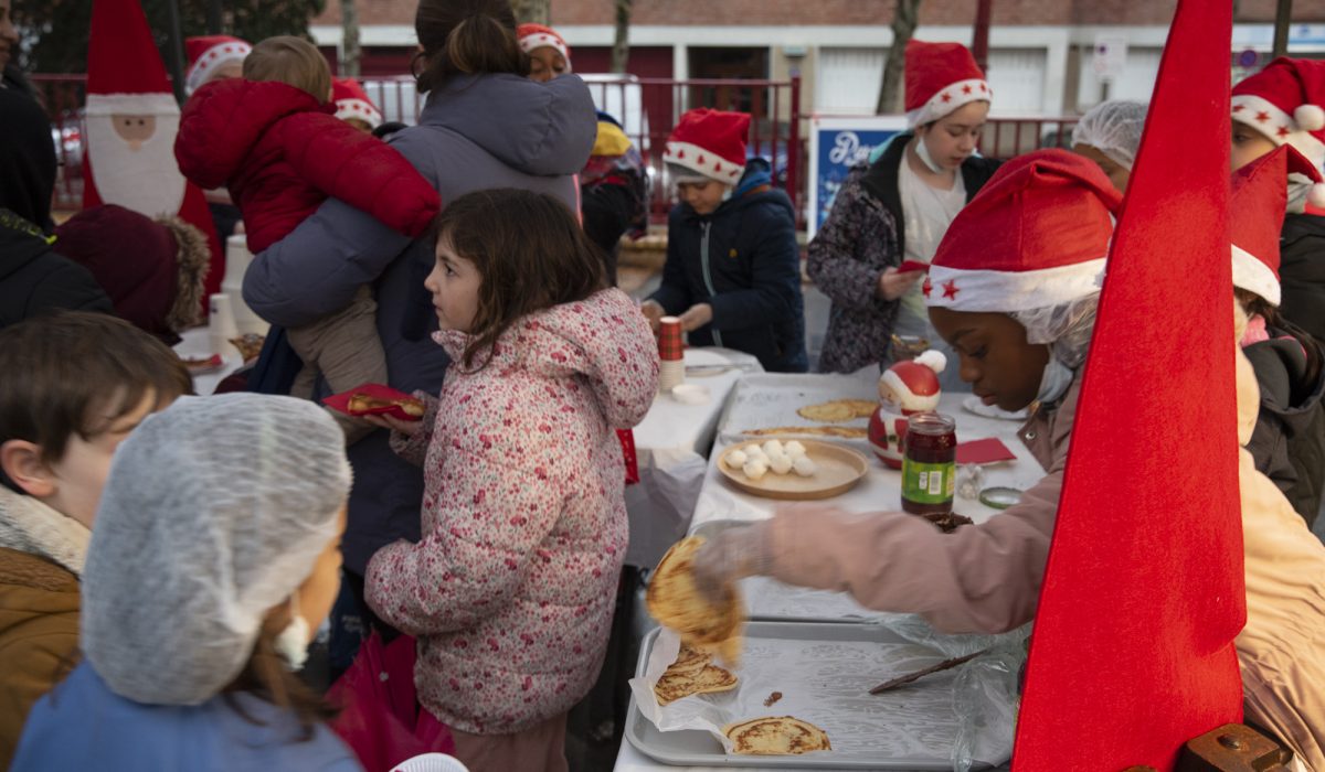 Les enfants s'occupent du service des crêpes fourrées au chocolat ou à la confiture. Pré Saint Gervais, le 20/12/2022.
