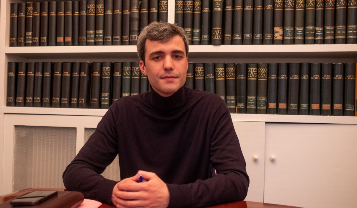 Matteo Bonaglia dans son cabinet d'avocat, Paris 14ème, le 20-12-2022. Il a défendu le collectif d'exilés occupant un bâtiment à Pantin.