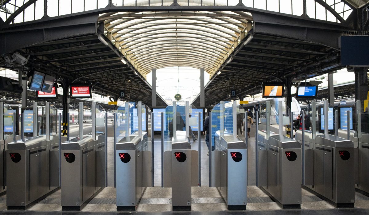 Gare vide, quais et portes de sorties a la gare de l Est Illsutration, certains cheminots pourraient etre en greve a l occasion des fetes de fin d'annee. Paris X, 19/12/2022. © Antoine Mermet