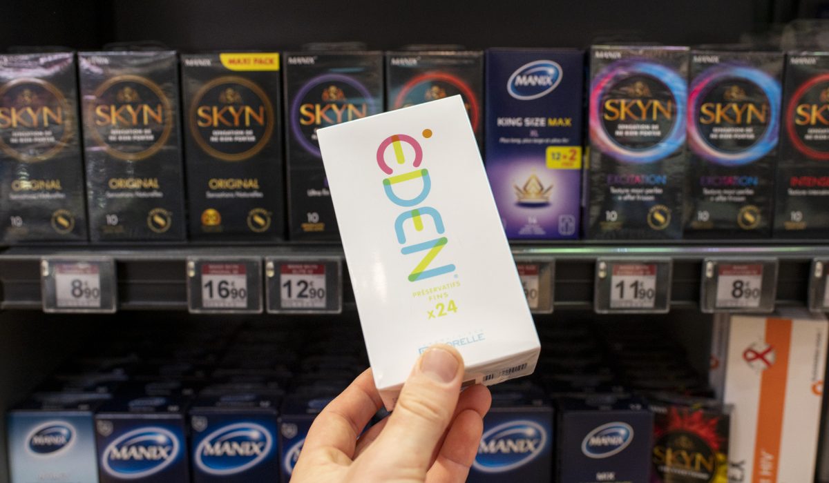 Image d illistration d une boite de preservatif de la marque EDEN. Ce contraceptif sera gratuit pour les 18/25 ans a partir du 1er janvier 2023. Paris XX, 21/12/2022. Credit photo : Antoine Mermet