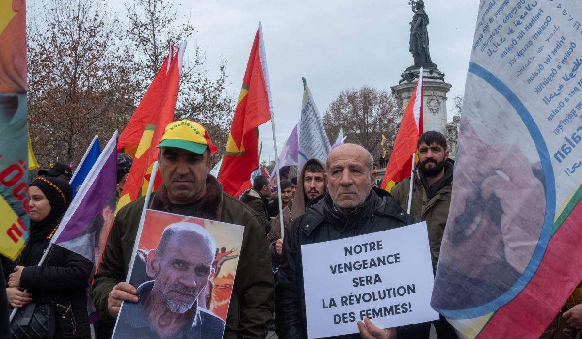 Rassemblement en hommage aux kurdes tués dans le 10ème la veille. Place de la République, Paris 11ème, 24 décembre 2022.