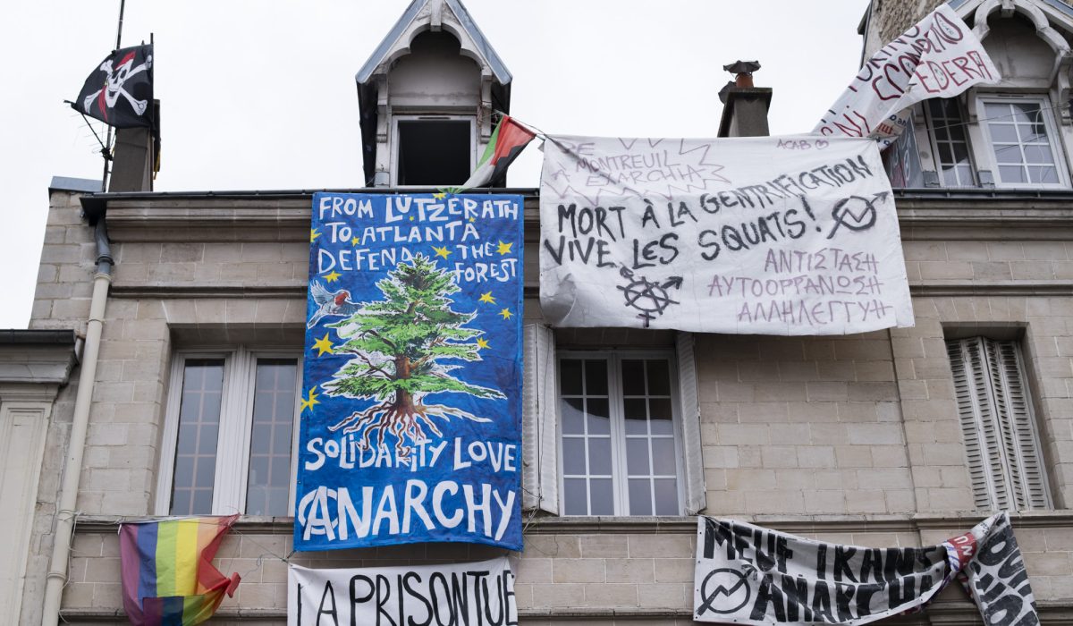 À Montreuil, un squat anarchiste féministe transpédégouine s’organise en mixité choisie, sans homme hétérosexuel, pour lutter contre le patriarcat.
