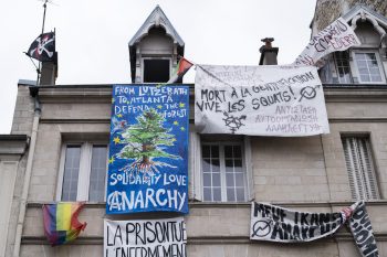À Montreuil, un squat anarchiste féministe transpédégouine s’organise en mixité choisie, sans homme hétérosexuel, pour lutter contre le patriarcat.