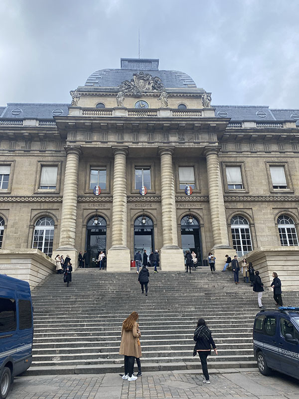 Photo de l'entrée de la cour d'assises de Paris où s'est tenu le procès de Douha Mounib du 27 février au 1er mars 2023 