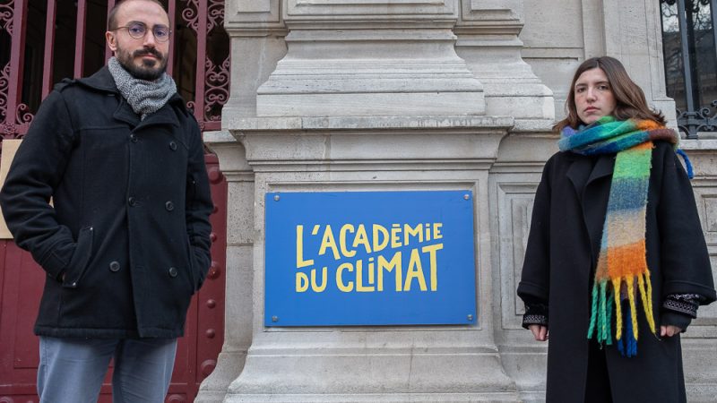 Étienne et Yaël, de Dernière Rénovation, devant l'Académie du climat à Paris