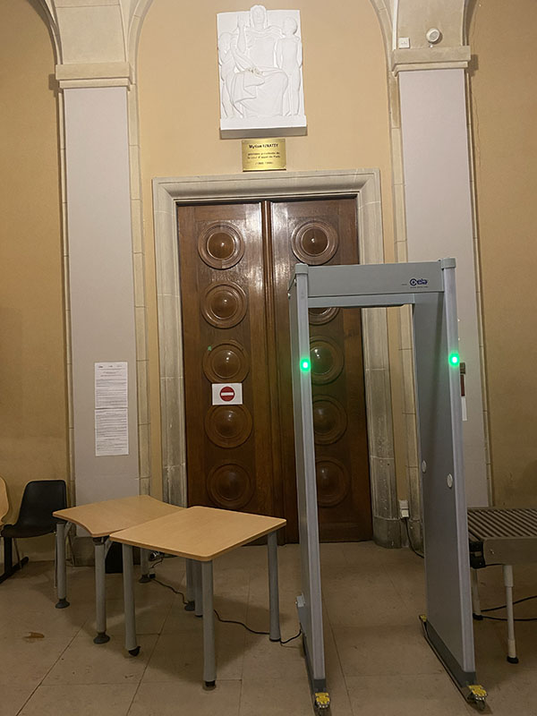 Photo de l'entrée de la salle d'audience Myriam Ezraty, où s'est tenu le procès de Douha Mounib du 27 février au 1er mars 2023. 