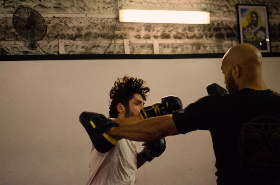 Le combattant de MMA Yohan Salvador s'entraîne à la boxe avec son coach.