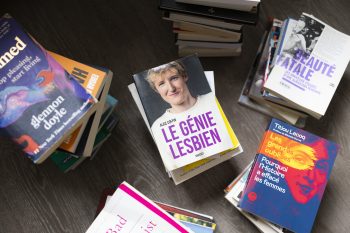 Photo d'un parterre de livres féministes, dans l'appartement d'Emilie, à Chartres. On y voit le "Génie Lesbien" d'Alice Coffin, "Beauté fatale" de Mona Chollet, "Les grandes oubliées" de Titiou Lecoq, "untamed" de glennon doyle.