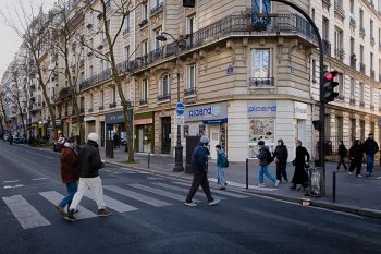 Traversée de piétons au feu rouge qui fait l'angle de la rue des Pyrénées et de place Jourdain devant le magasin Picard.