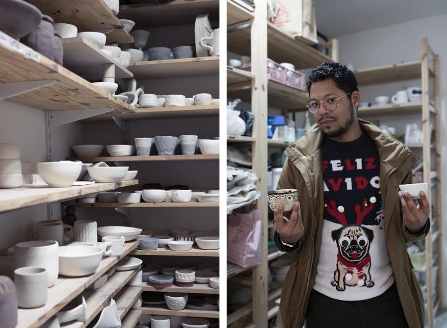 À gauche, des céramiques sèchent dans l'atelier, à droite Romain, un participant.