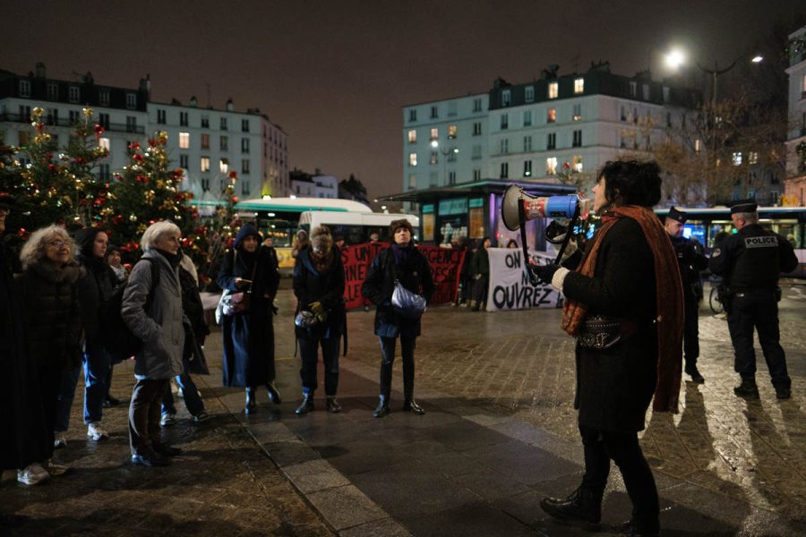 femme mégaphone place Gambetta à Paris devant des manifestants