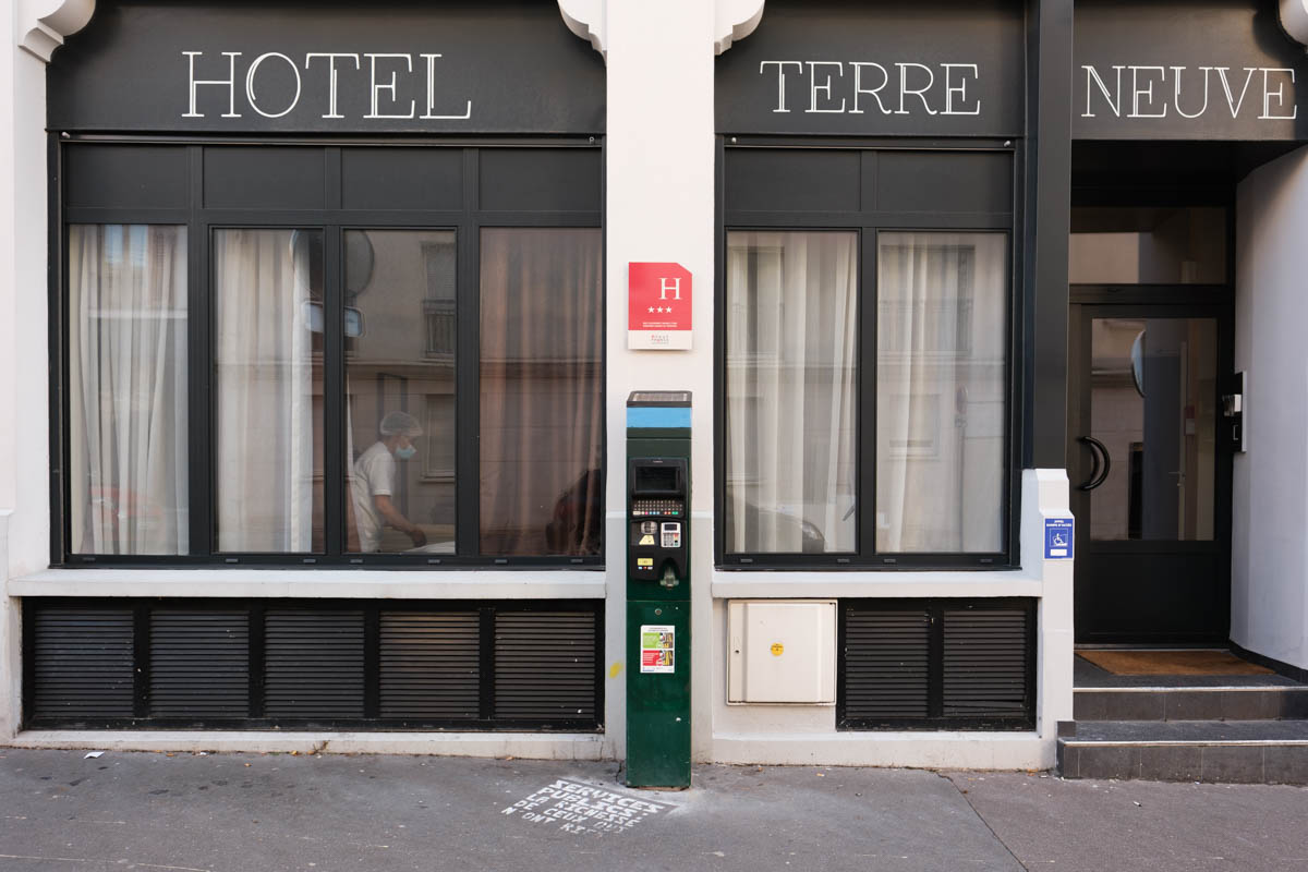 Devanture hôtel Terre neuve à Paris