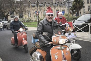 Des hommes déguisés en pères Noël arrivent en scooter Vespa à l'Hôpital Armand Trousseau.