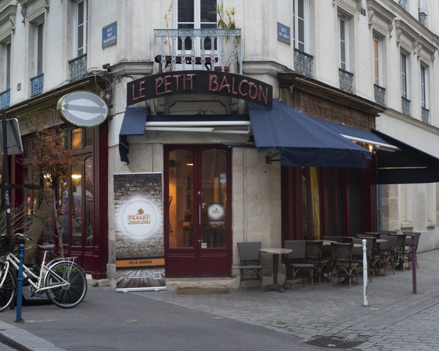 Devanture du bar Le Petit Balcon, dans le quartier de Ménilmontant à Paris 20e