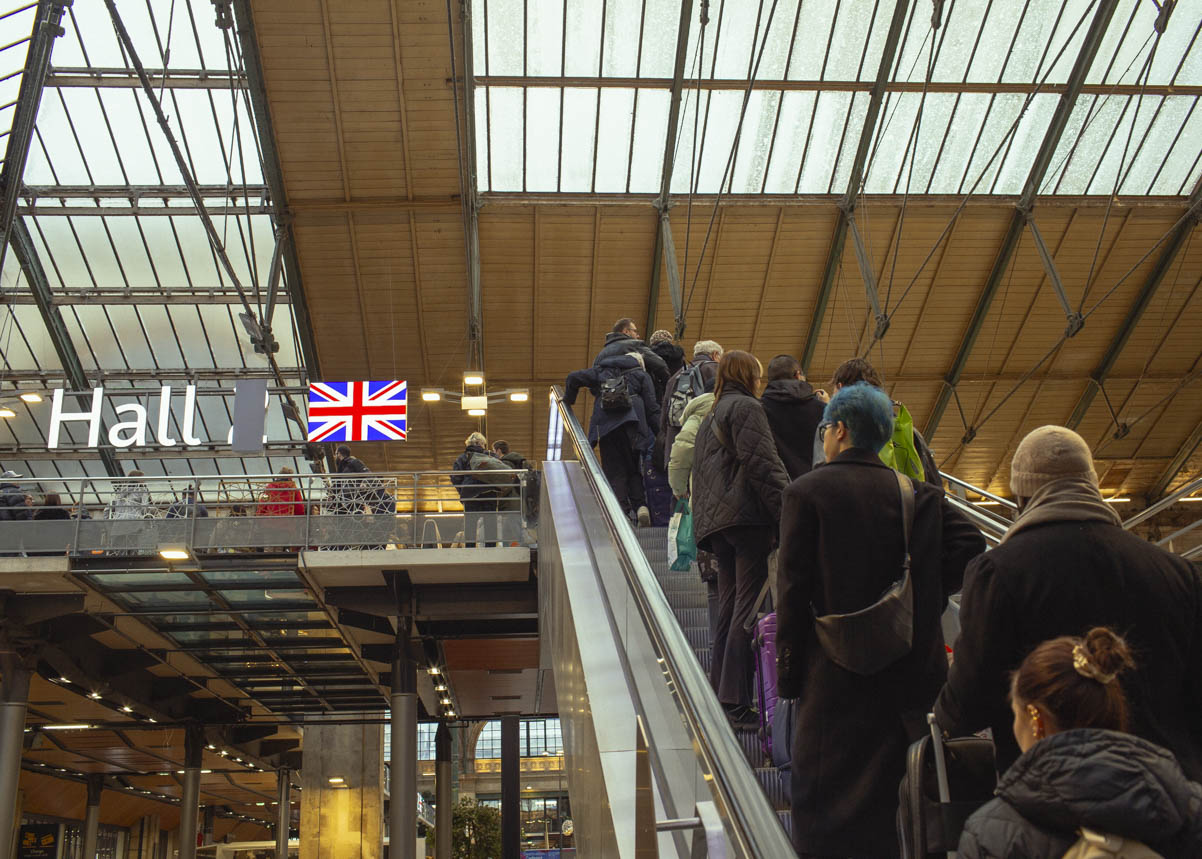 Gare du Nord (Paris), des passagers entrent en zone Eurostar