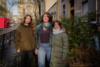 Émilie Bourgoin et ses filles - au fond, l'église du Jourdain (20 décembre 2023)