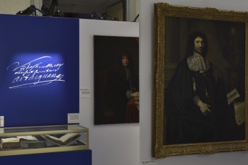 Reproduction de la signature manuscrite de d‘Artagnan et portraits de Louvois (à gauche) et de Colbert (à droite)