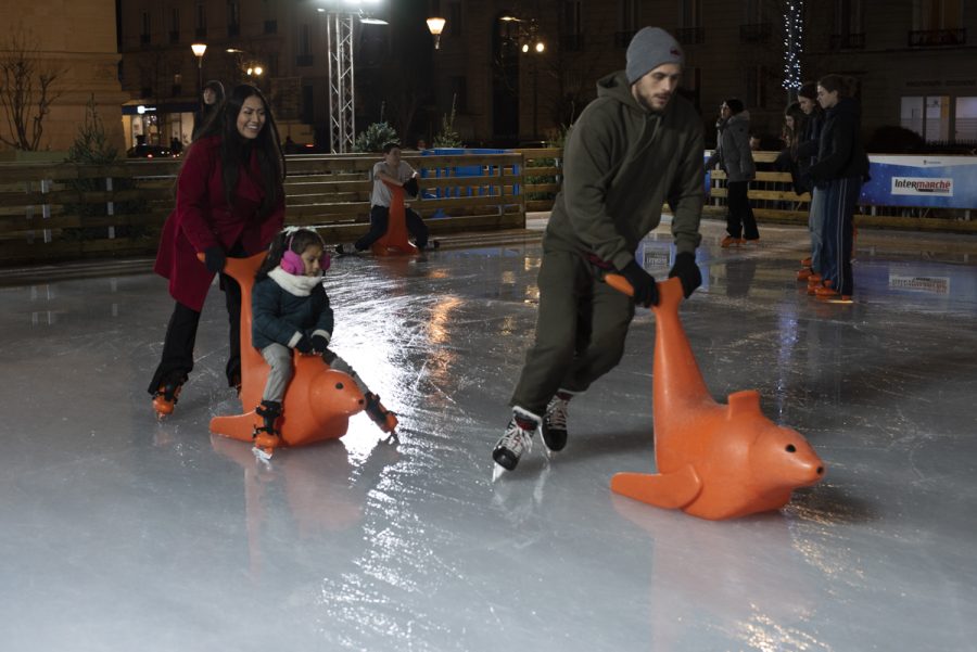 Une famille profite de la glisse, pendant les fêtes, à la patinoire de Vincennes.