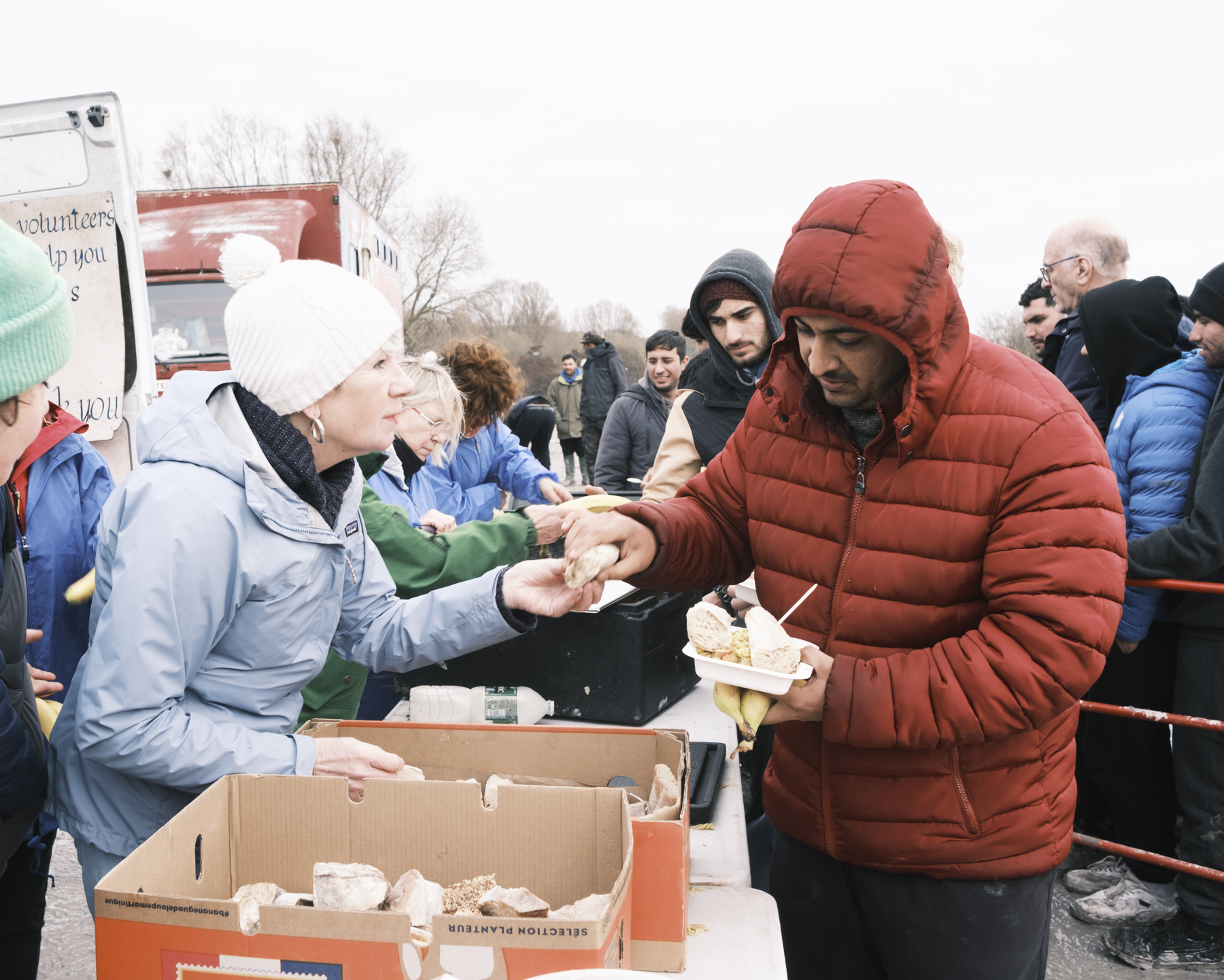 Des bénévoles de l'association Salam lors d'une distribution alimentaire auprès de personnes exilées. Loon-Plage, 20 février 2024.