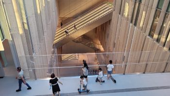 Escalator et coursives de la nouvelle gare de Saint-Denis Pleyel.