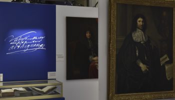 Reproduction de la signature manuscrite de d‘Artagnan et portraits de Louvois (à gauche) et de Colbert (à droite)