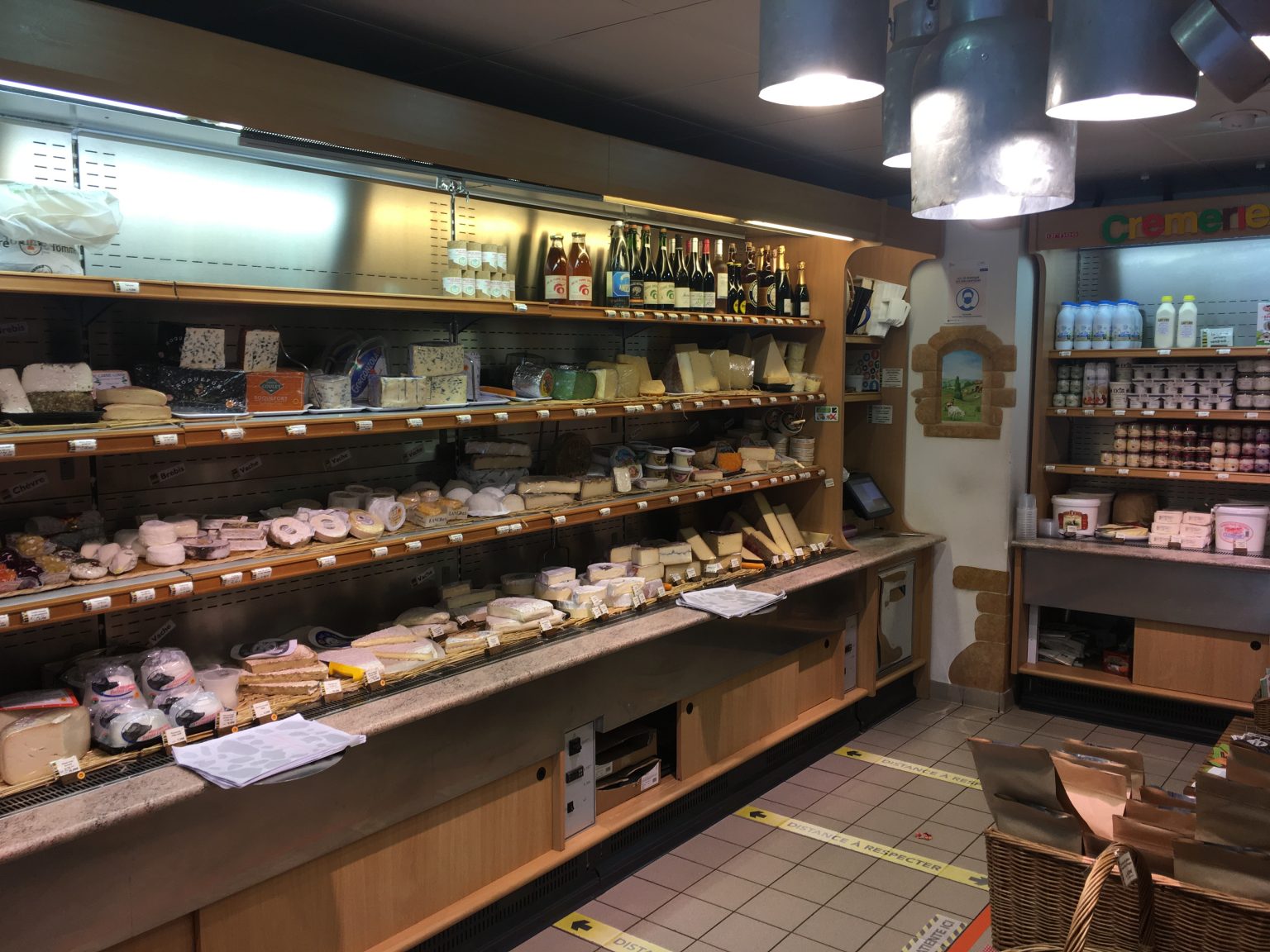 les fromages sont exposés par familles de produits